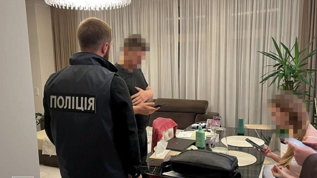 Символічна натюрморт-сцена з ноутбуком, веб-сторінками та криптовалютою, без облич і тексту.