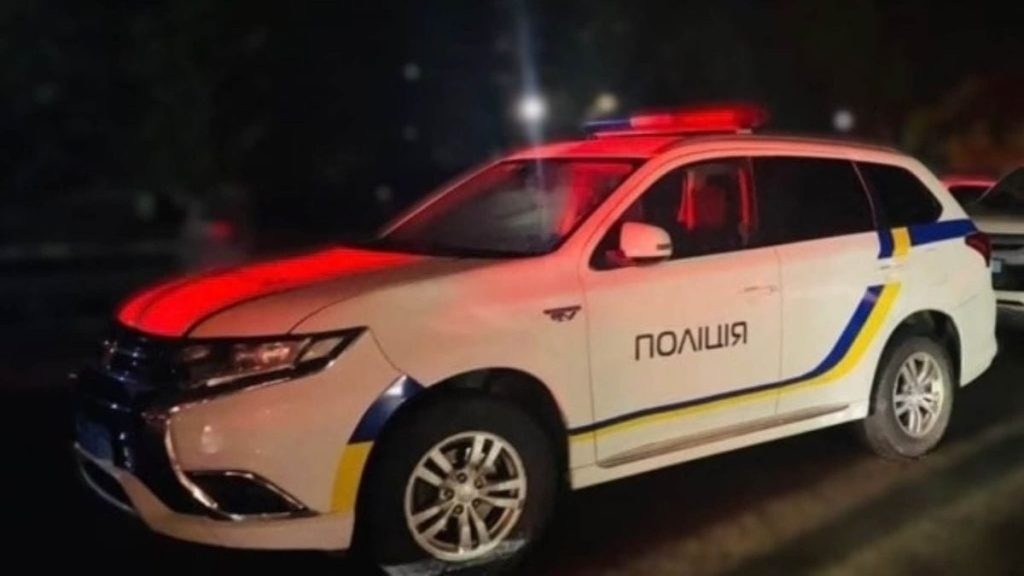 символічна натюрморт сцена з ножем та обгорілою тканиною