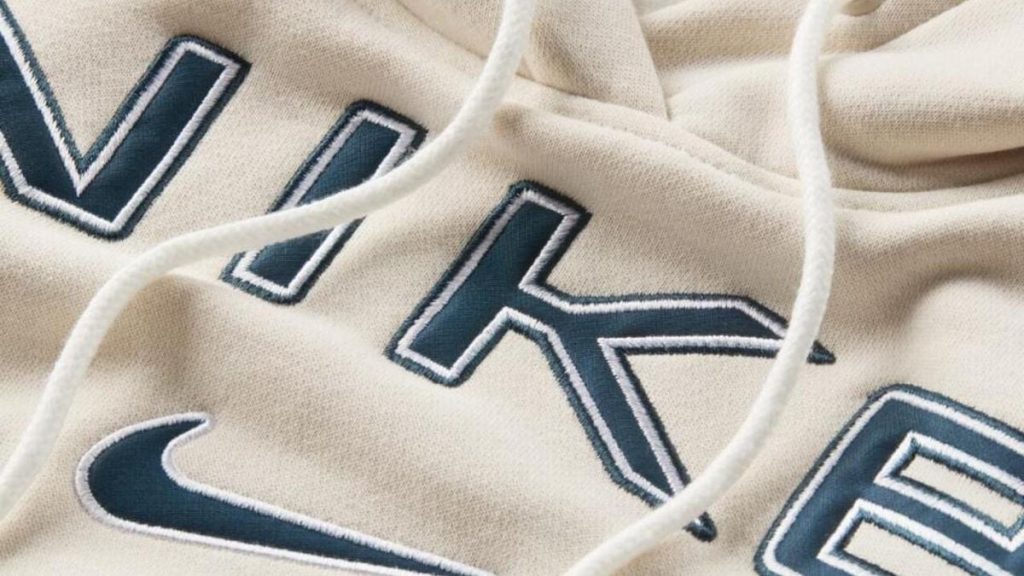 Крупний план складеного спортивного одягу та швейних інструментів без логотипів