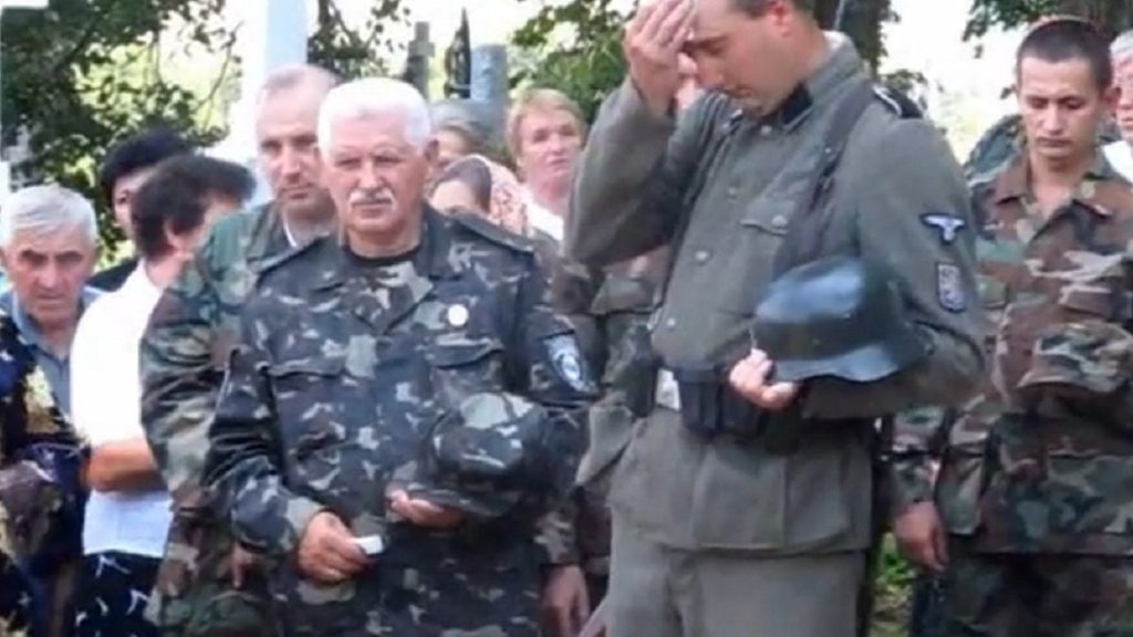 крупний план вінтажного військового шолома, старої тканини й фотографії на текстурованому дерев'яному фоні