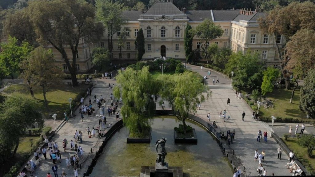 порожня лекційна зала університету зі шоломами та аварійними рюкзаками на столі, без людей