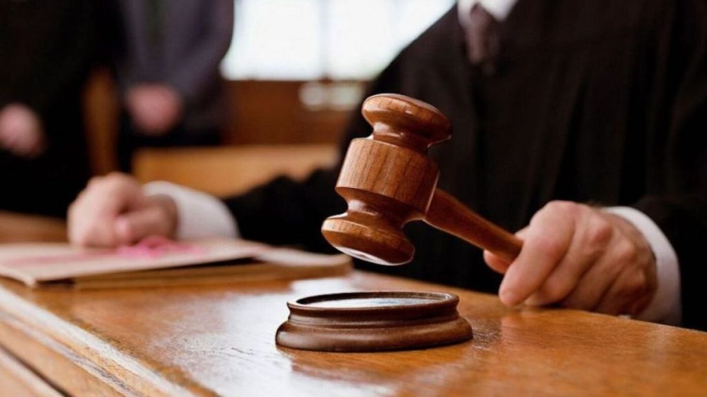 Судовий молоток і документи з прапором України на столі, без людей