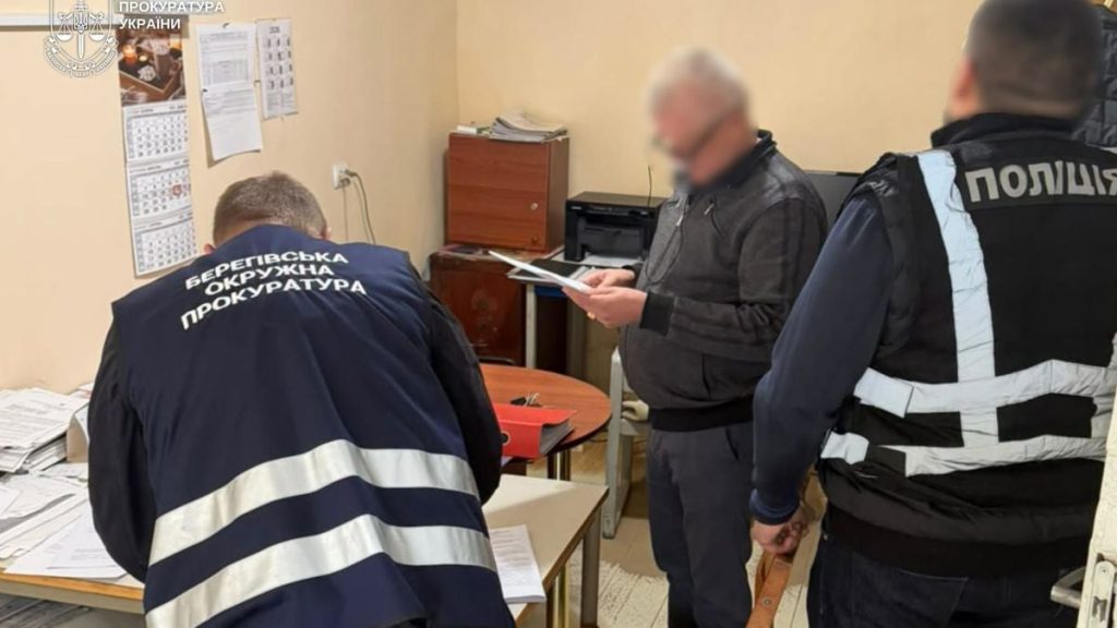 згорнутий план, тротуарна плитка та розкидані документи на столі, символічне фото без людей