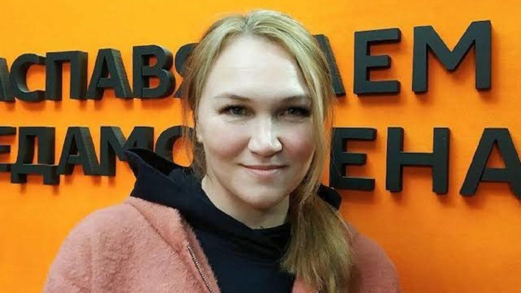 судові документи та молоток поруч зі складеним синьо-жовтим полотном