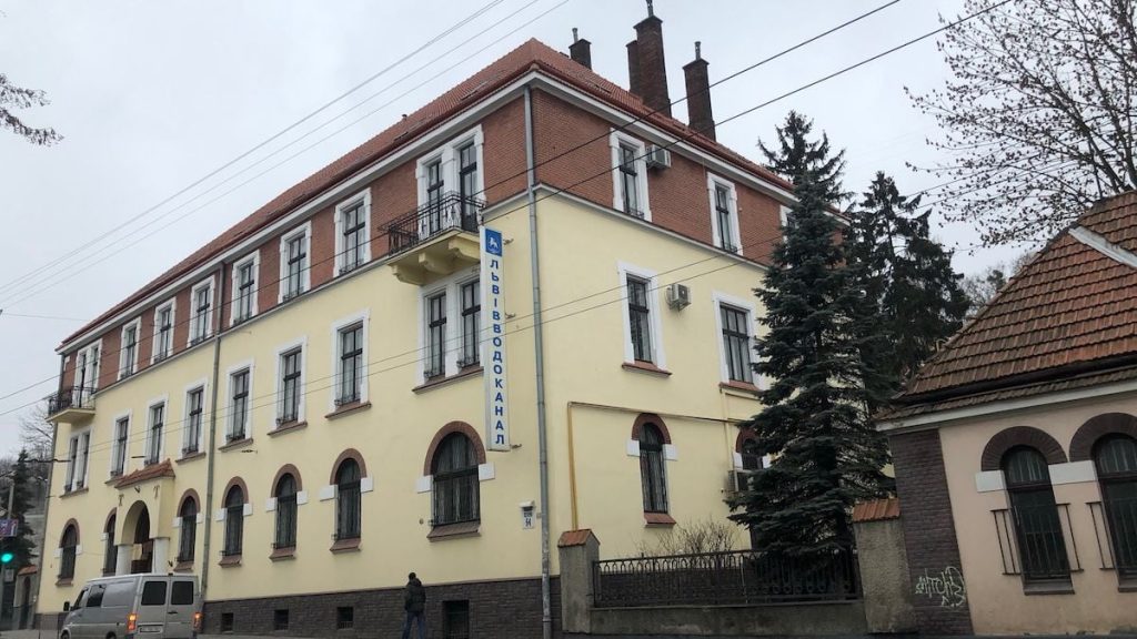 конверт з печаткою та ручка на столі в коридорі офісу