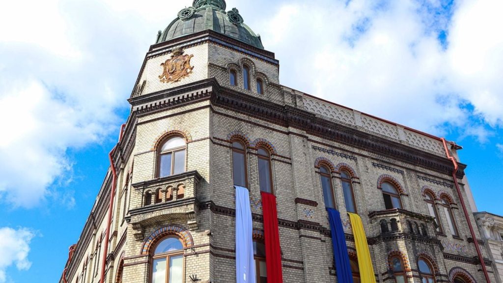 Символічне натюрмортне фото з українським і польським прапорами та історичними документами
