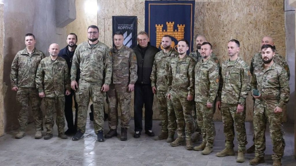 символічна натюрмортна сцена з шоломом, картами та дроном