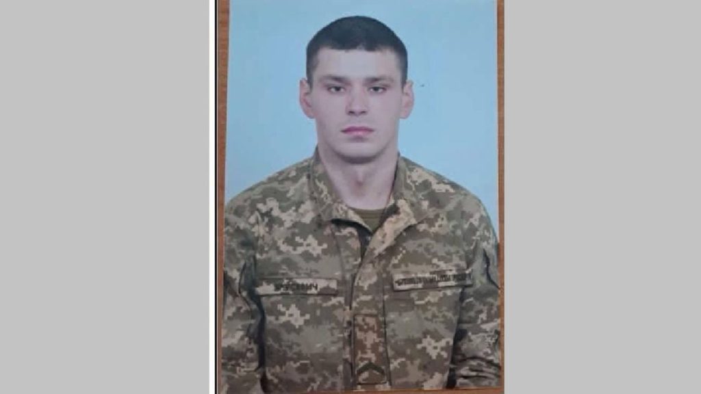 Символічна натюрмортна сцена з прапором України, каскою й жетонами на столі