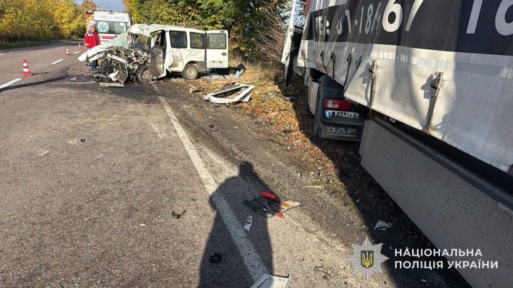 символічне зображення пошкодженого білого мікроавтобуса на сільській дорозі, без людей