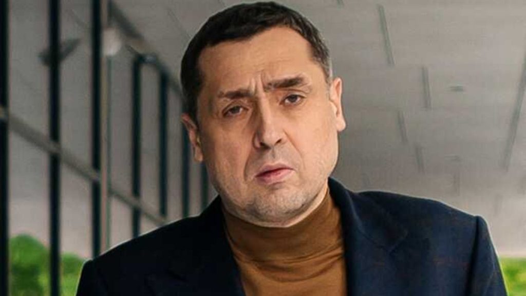 Трофей для водного поло із капою й мʼячем на бортику басейну