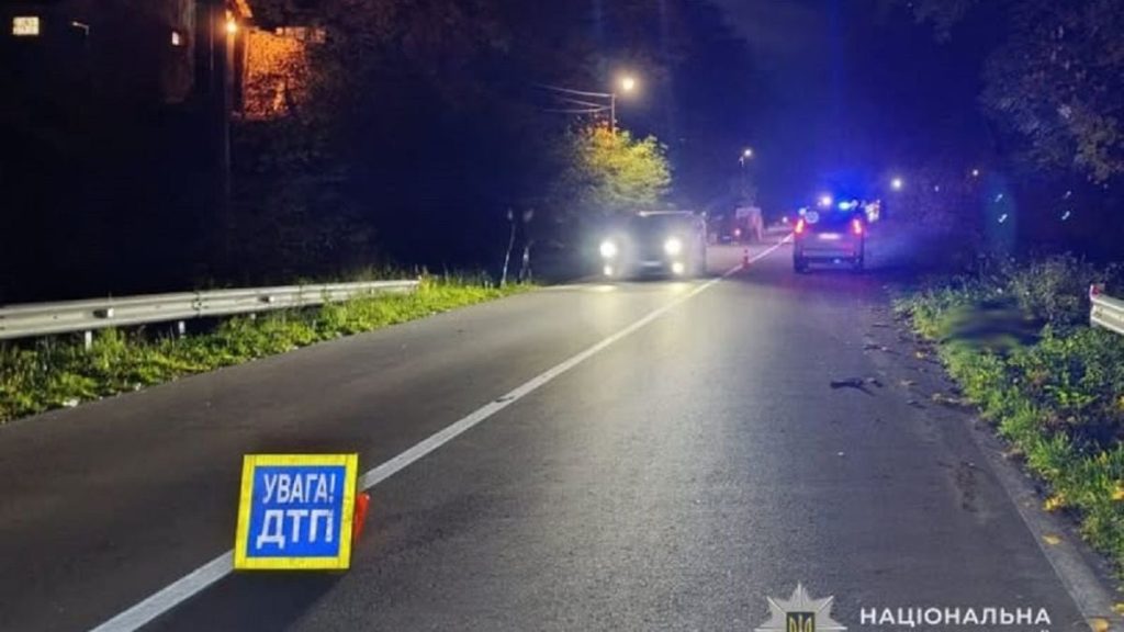 мрачний прикордонний шлях із пошкодженим позашляховиком та поліцейською стрічкою