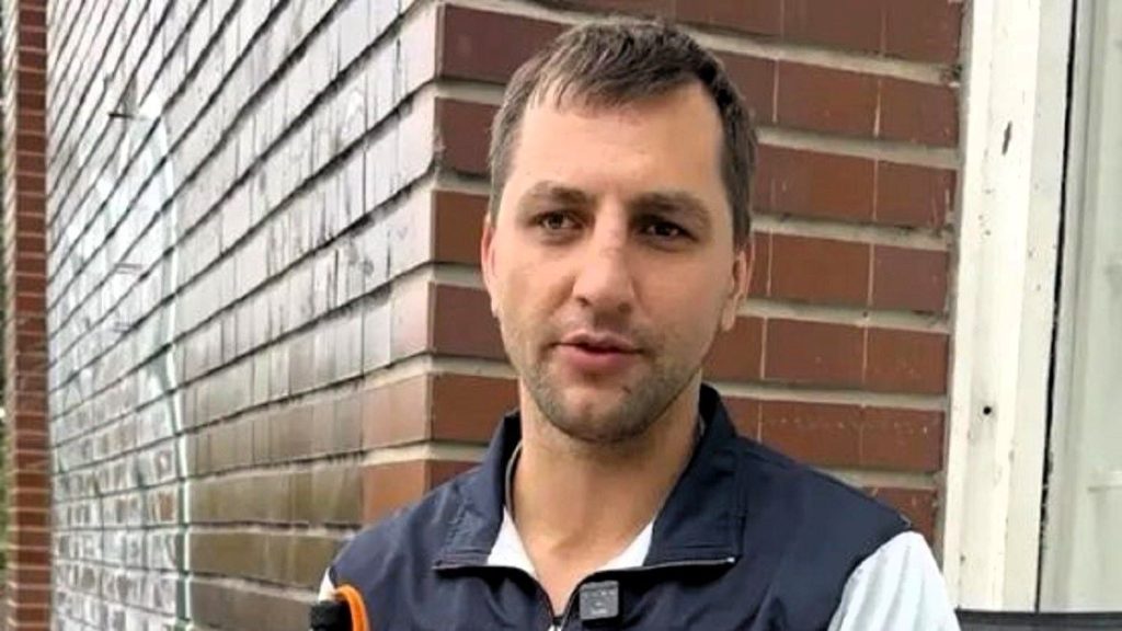 Білий тростинний штик поруч із флакончиком олії для масажу та військовим квитком на столі