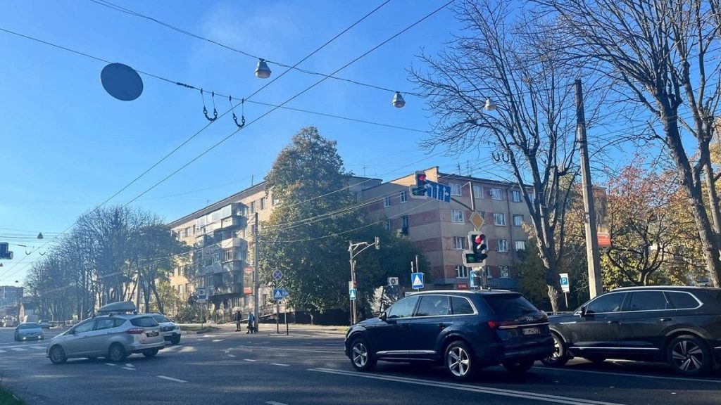 Перехрестя з додатковими смугами для повороту ліворуч, світлофорами та дорожніми знаками