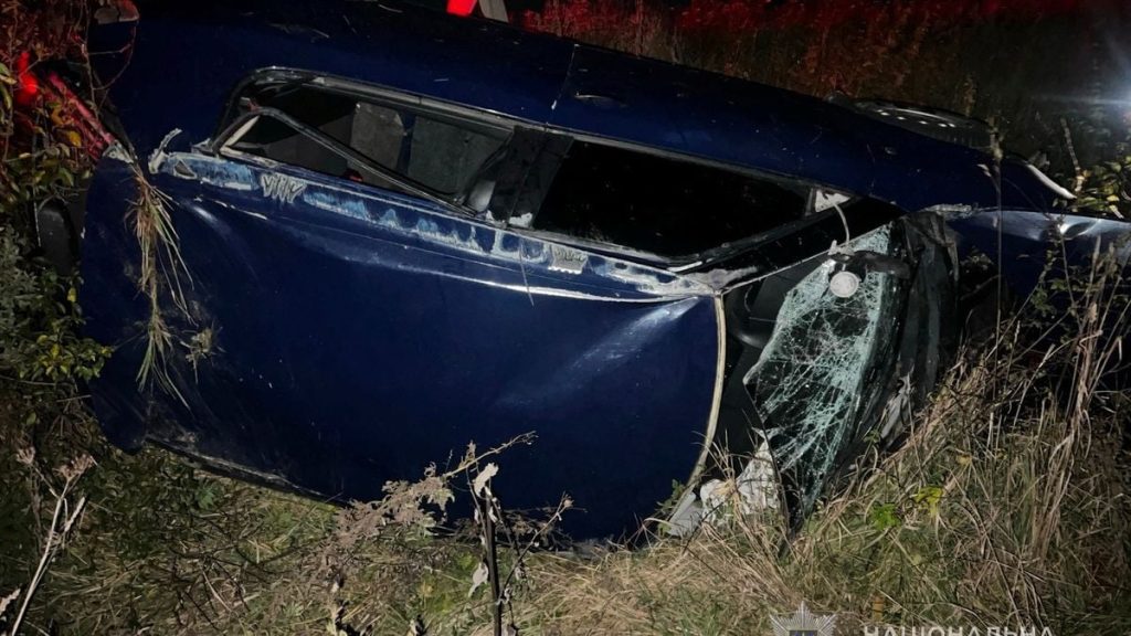 крупний план: пошкодена фара автомобіля і зламане дерев'яне колесо підводи на сільській дорозі ввечері