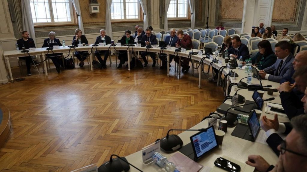 два складання договорів про партнерство на столі з маленькими прапорцями Польщі й України, без людей