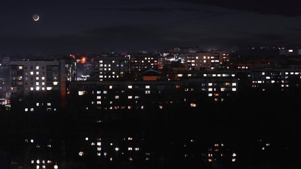 символічне зображення пошкодженої підстанції ввечері з уламками й аварійним світлом