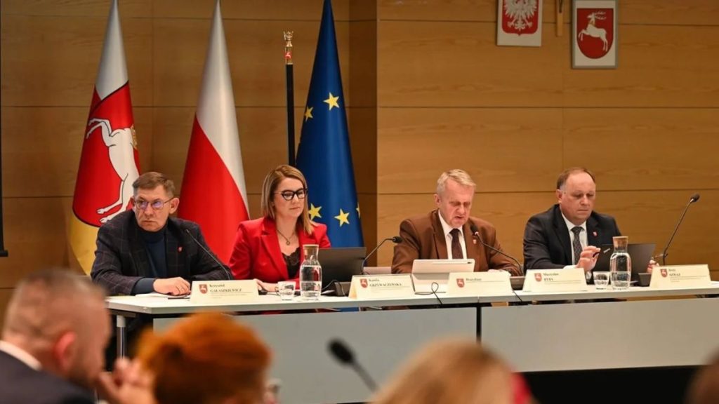 мінімалістична сцена з порваною угодою та складеними прапорами без людей