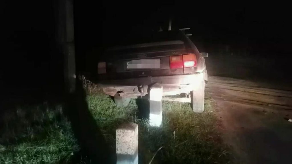Пошкоджена шина і дзеркало на узбіччі увечері, без обличчя чи тексту