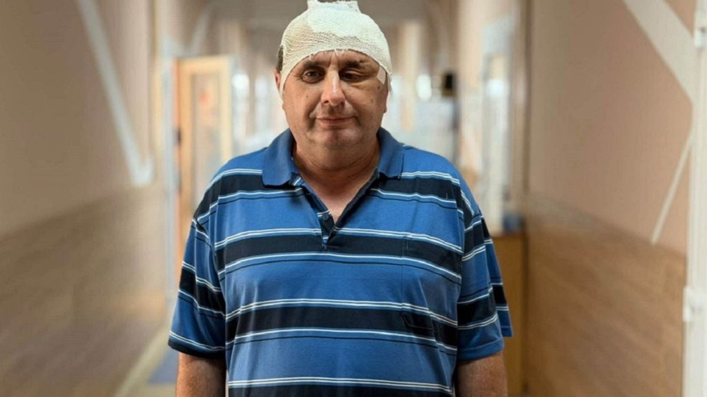 хірургічний лоток з інструментами для офтальмологічної операції на нейтральному тлі