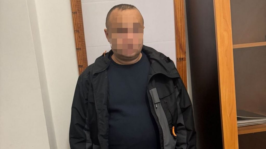 символічна сцена банківського столу з картками, паспортом і документом екстрадиції