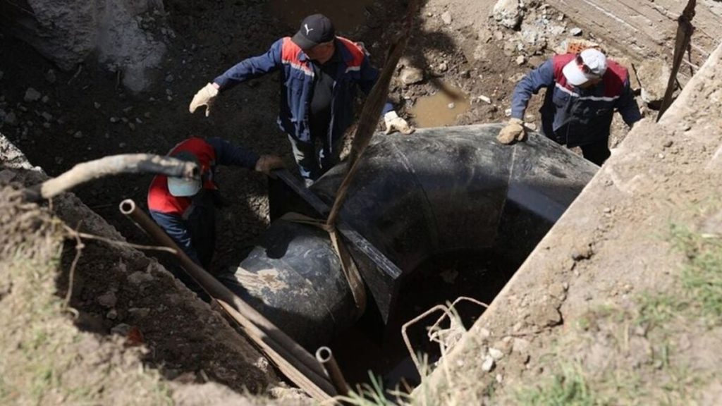 клапан радіатора, рушник і невеликий набір інструментів на деревʼяній підлозі