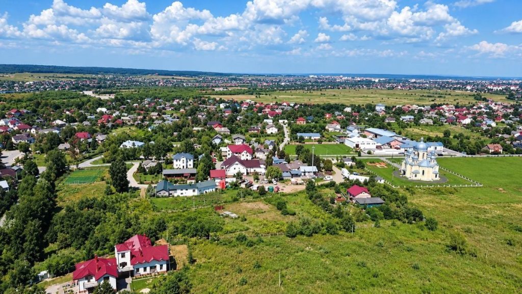 символічна сцена з елементами містобудування: макет будівель, карта і зелені зони