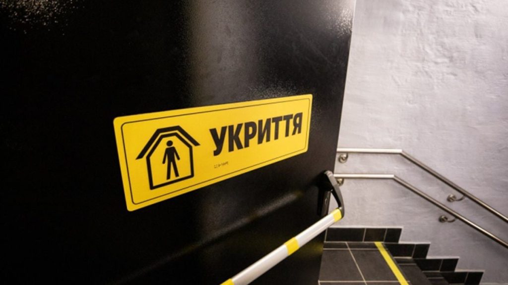 Шолом, архітектурні плани і реєстр із ручкою на столі, без облич