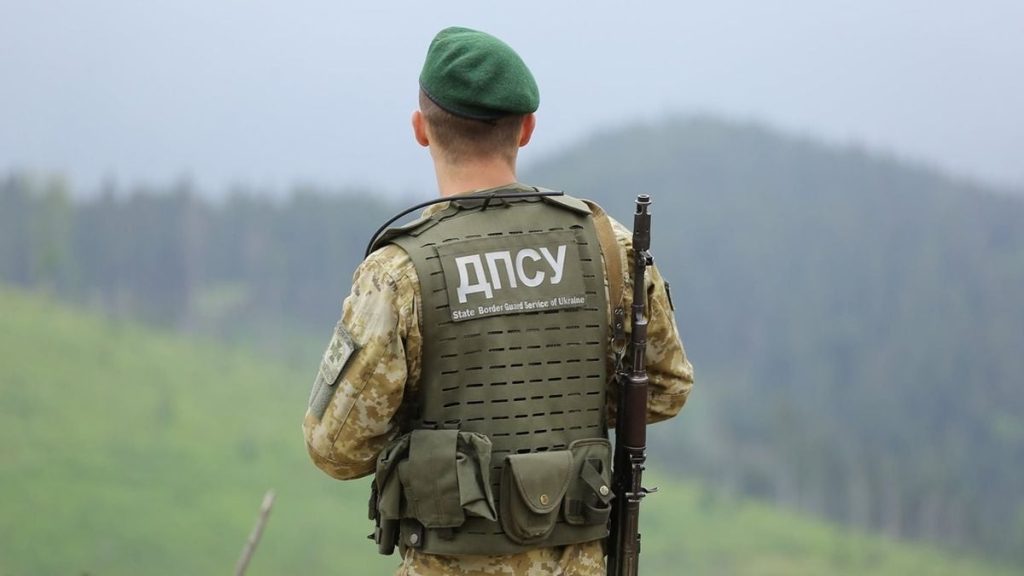 Символічна сцена: форма поруч із паперами та ручкою на столі