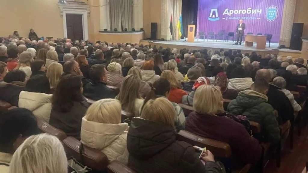символічна порожня міська ділянка з лавкою та ліхтарем, без людей