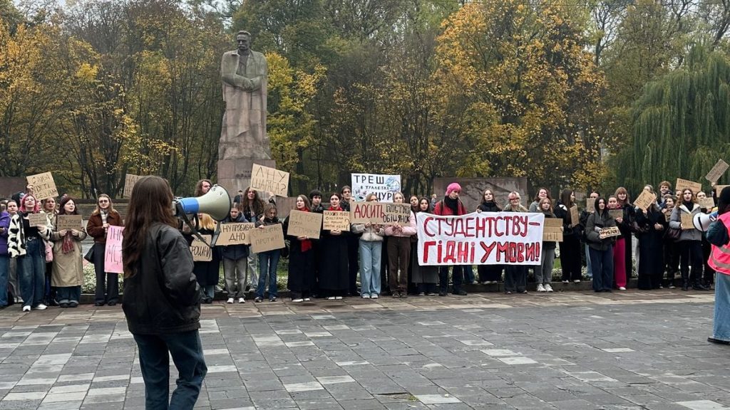 блокнот, окуляри і карта з маршрутом до околиці на столі