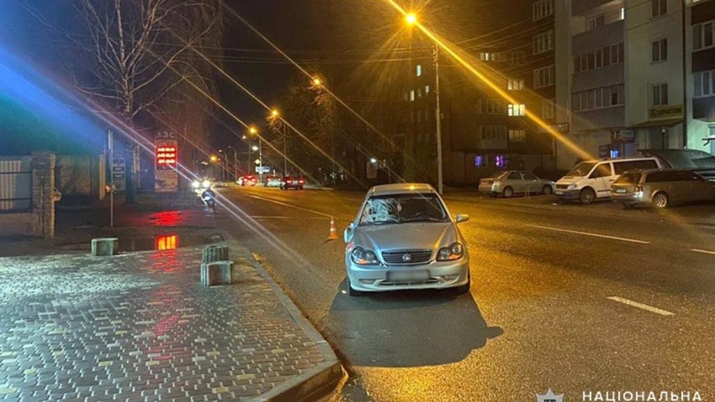 згорнутий судовий вирок, пачка доларів і ключі від авто, символічна сцена