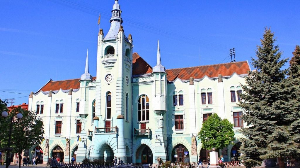 символічна сцена з водяним лічильником, рахунком і сміттєвим баком на столі