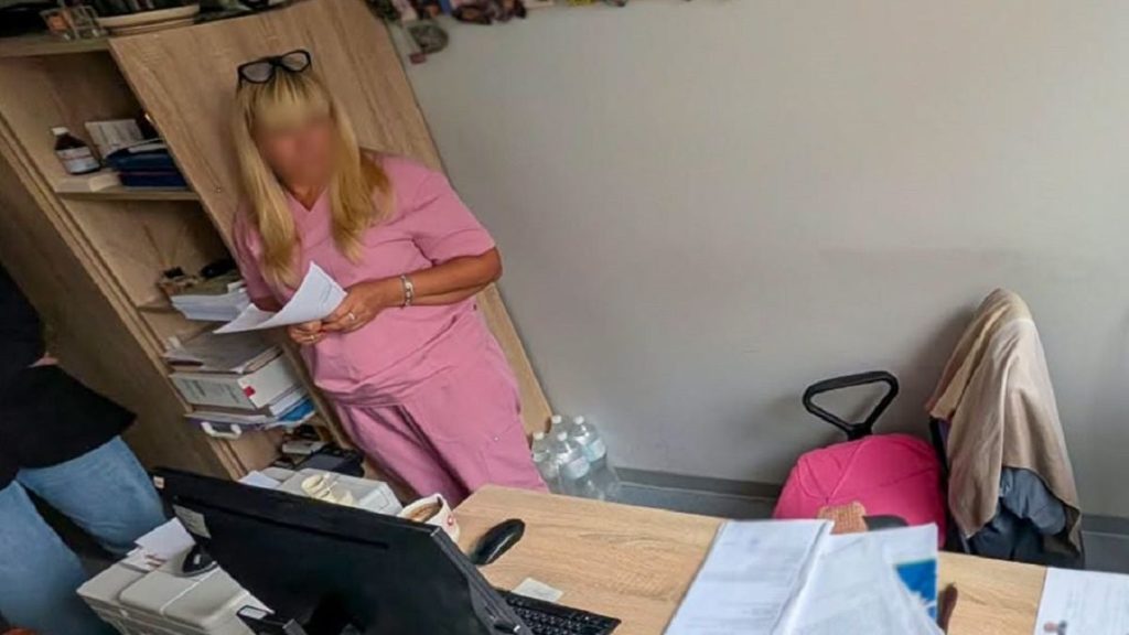 символічна сцена з медичними і військовими предметами без людей і логотипів