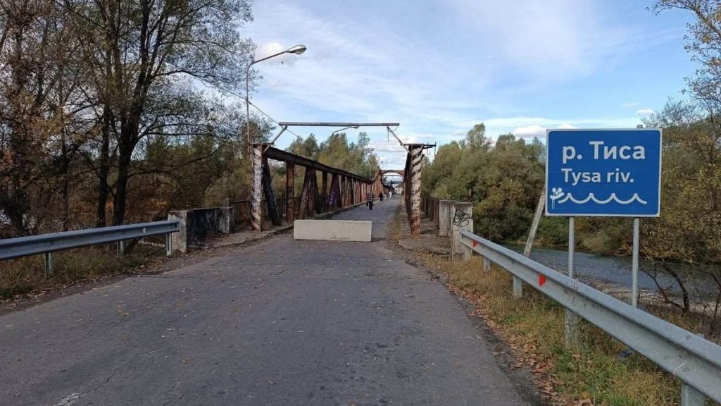 Старий міст через річку, огороджений для автотранспорту