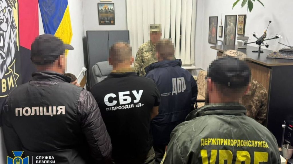 військовий кашкет і долари на столі, документи під лампою