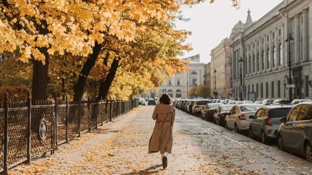 осіння предметна сцена з термометром, картою і жовтим листям