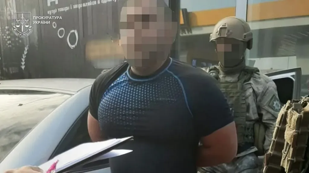 молоток судді, блокнот і конверт на столі, символічна сцена