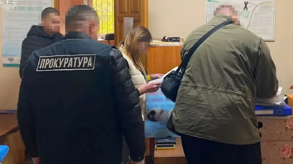 рецептурні пляшечки та таблетки на столі, поруч медичні рукавички і розмитий бейдж медсестри
