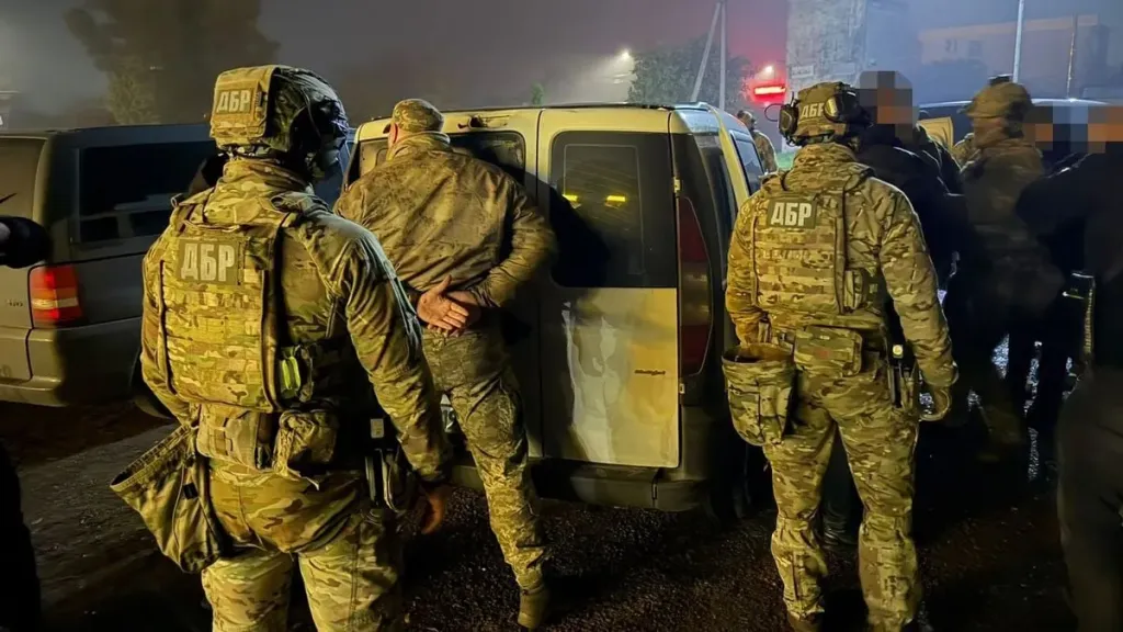 символічна натюрмортна сцена з кейсом, наручниками, бинтом і банкнотами євро