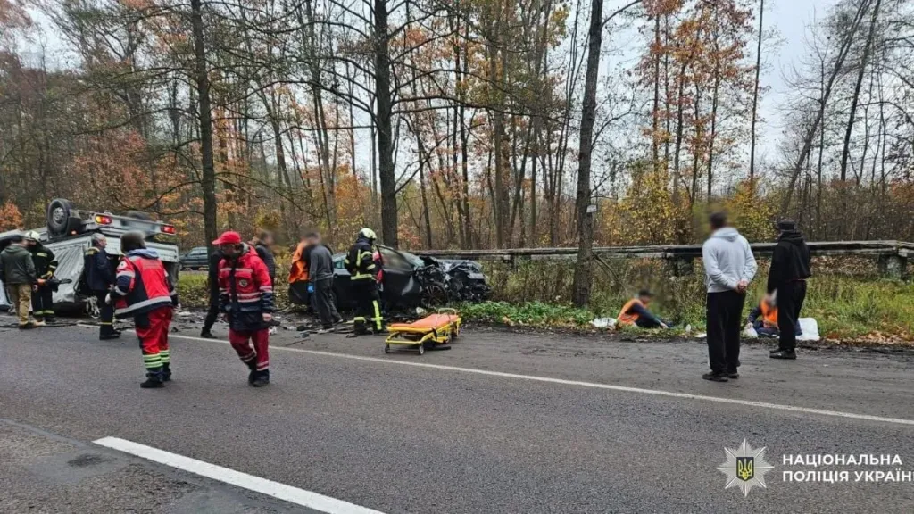 Символічна ілюстрація меморіалу біля дороги: свічка, куртка, букет, без людей