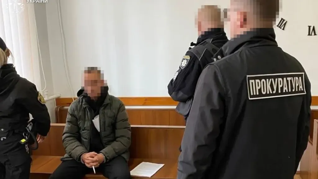 наплічник і дитячі черевички на дерев'яній підлозі, м’яке світло, без людей