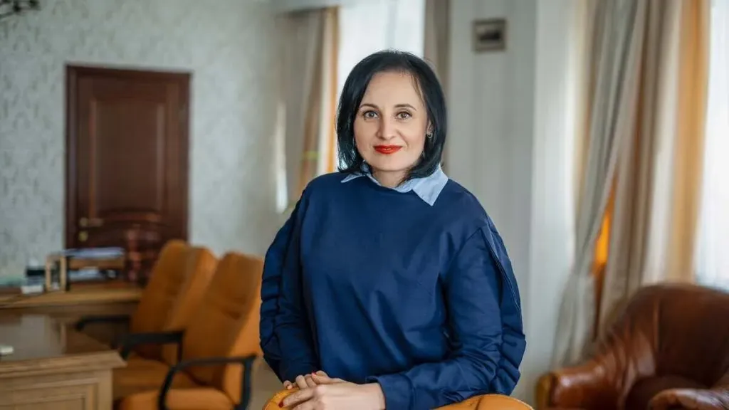 згорнутa мапа України, політичні звіти та ручка на столі