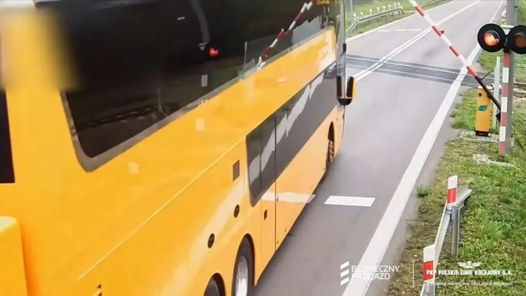 крупний план жовтого двоповерхового автобуса біля опущеного шлагбаума, без облич