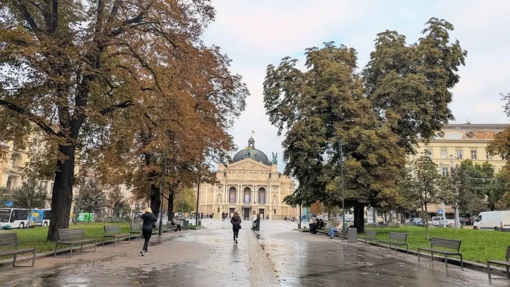мінімалістична композиція: шарф, шапка і термометр на дерев'яному столі
