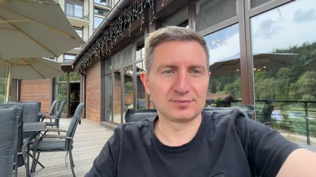 предметна сцена з блокнотом, ручкою й умовним бейджем «press»