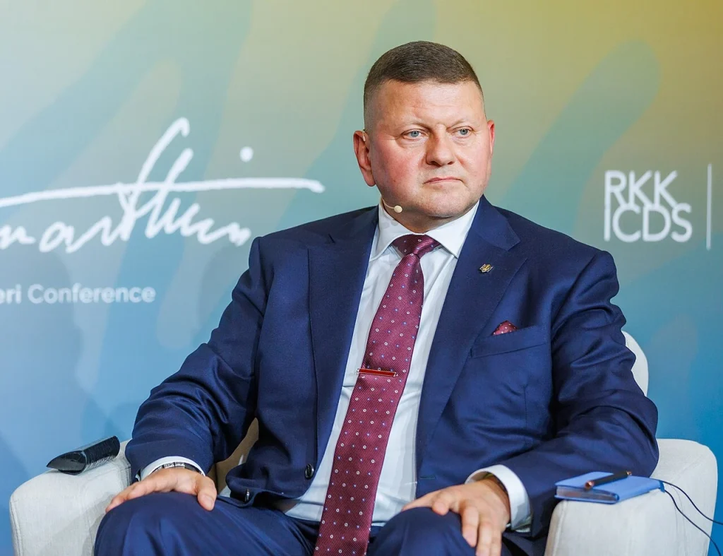 символічна композиція підручника, лабораторного посуду та компаса на дерев’яному столі