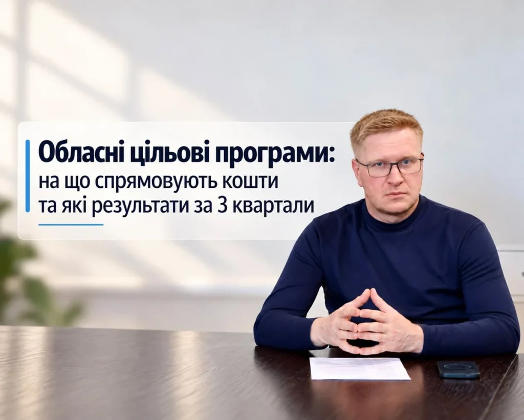 крупний план паперів бюджету області, ручка і модель будинку на нейтральному тлі