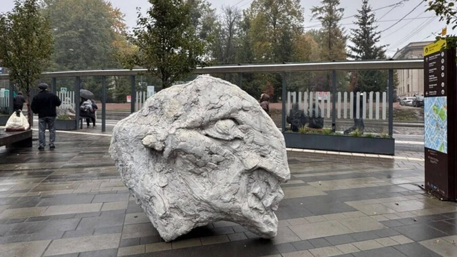 мінімалістична сцена з бетонною скульптурою тотема на нейтральному постаменті