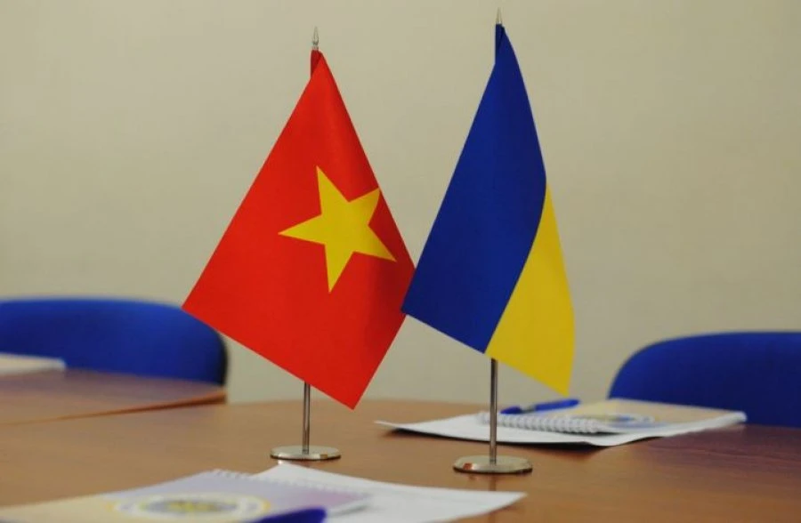 Символічна натюрмортна сцена з коробками допомоги та прапорами України і В'єтнаму