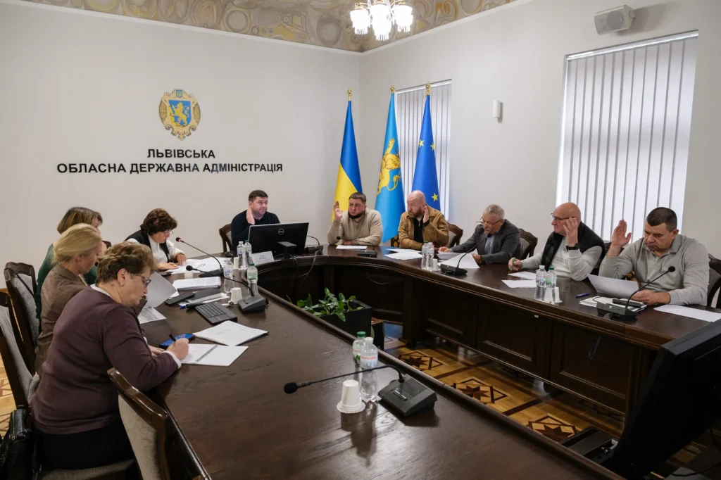 документи для сільськогосподарського фінансування на дерев’яному столі з насінням і моделлю трактора